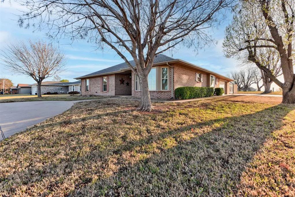 Photo 2 — 402 Shawn Drive, Okarche, OK 73762