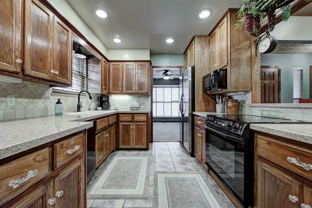 Photo 13 — 402 Shawn Drive, Okarche, OK 73762