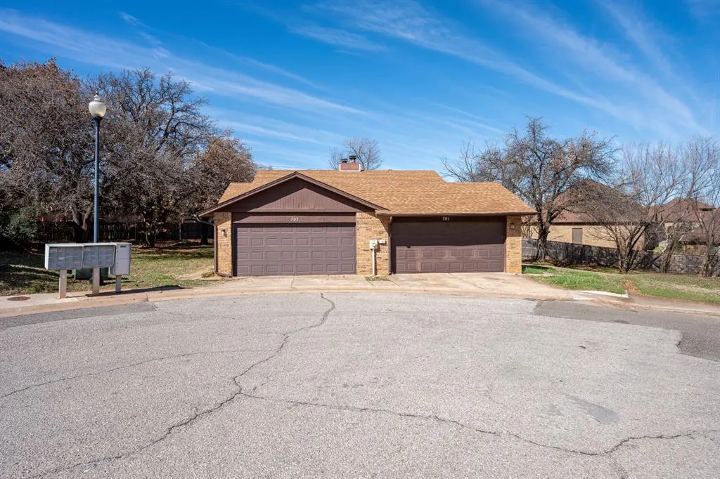 Photo 2 — 701 Stonecroft Circle, Edmond, OK 73034
