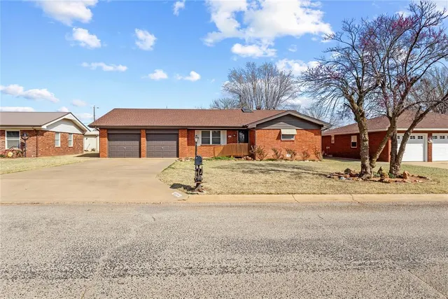 Front exterior — 824 N Hunt Avenue, Hydro, OK 73048