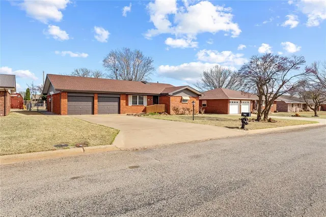 Photo 2 — 824 N Hunt Avenue, Hydro, OK 73048