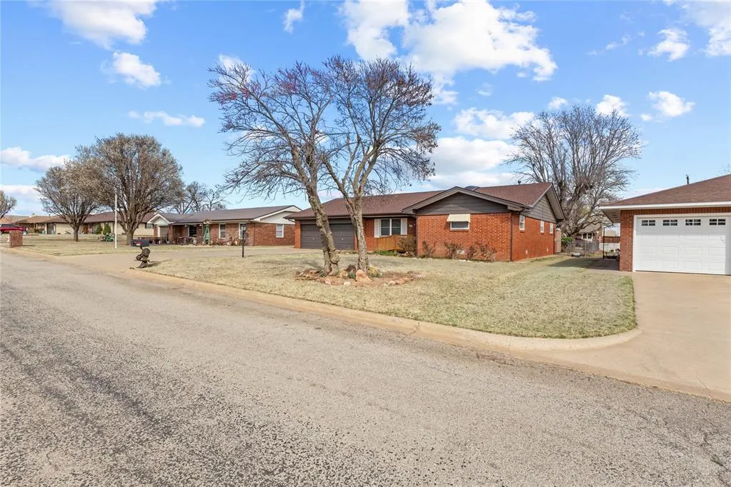 Photo 3 — 824 N Hunt Avenue, Hydro, OK 73048