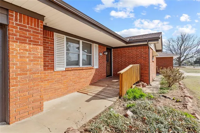 Photo 4 — 824 N Hunt Avenue, Hydro, OK 73048