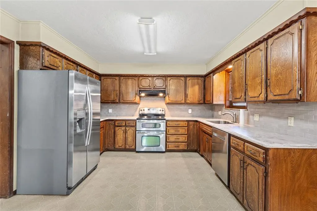 Photo 12 — 824 N Hunt Avenue, Hydro, OK 73048