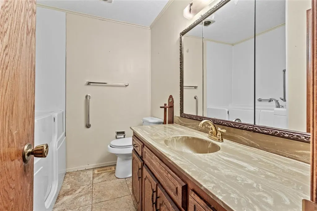 Photo 19 — 824 N Hunt Avenue, Hydro, OK 73048