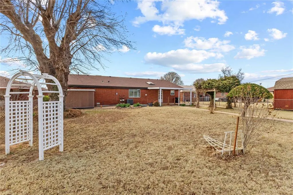 Photo 31 — 824 N Hunt Avenue, Hydro, OK 73048