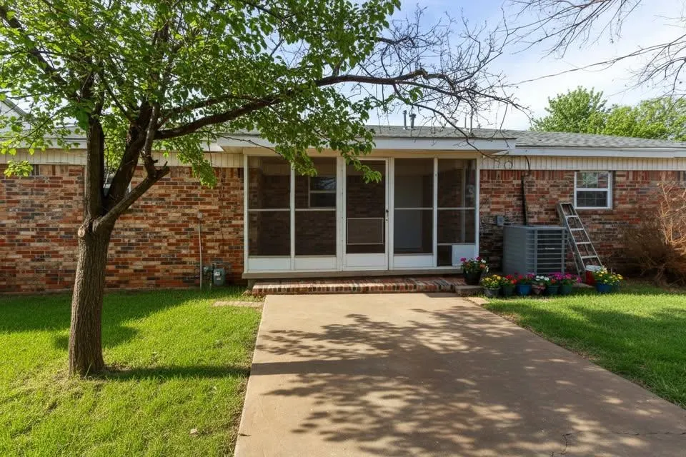 Photo 2 — 916 N Lee Street, Altus, OK 73521