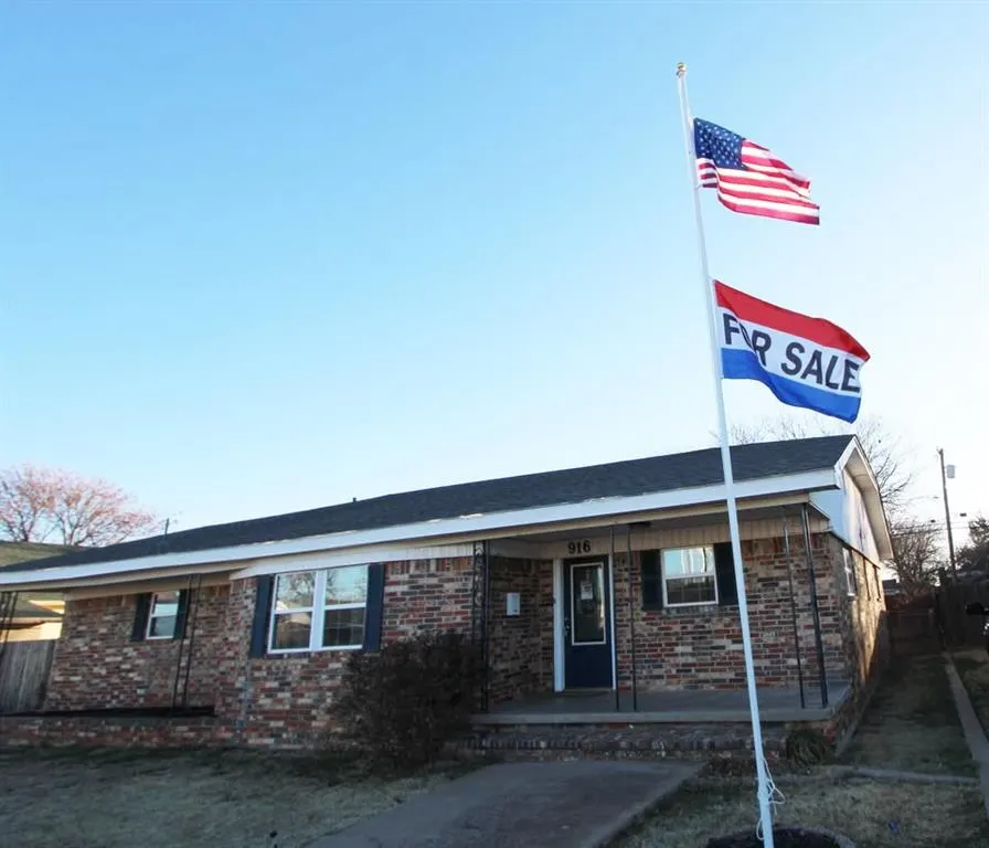 Front exterior — 916 N Lee Street, Altus, OK 73521
