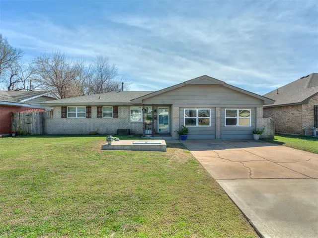Photo 3 — 112 SW 6th Street, Moore, OK 73160