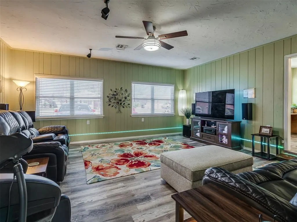 Photo 17 — 112 SW 6th Street, Moore, OK 73160