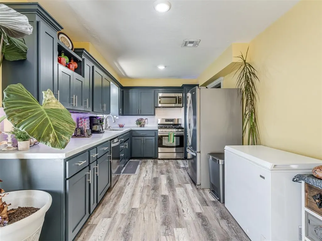 Photo 20 — 112 SW 6th Street, Moore, OK 73160