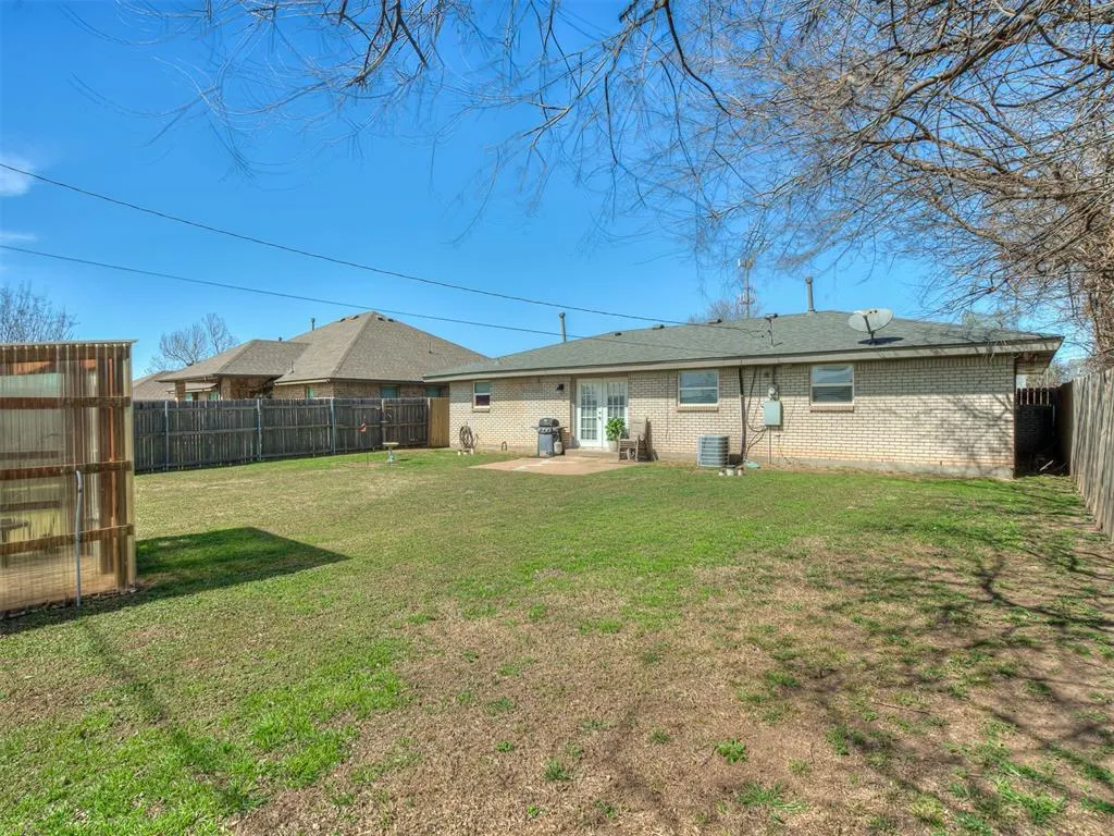 Photo 39 — 112 SW 6th Street, Moore, OK 73160