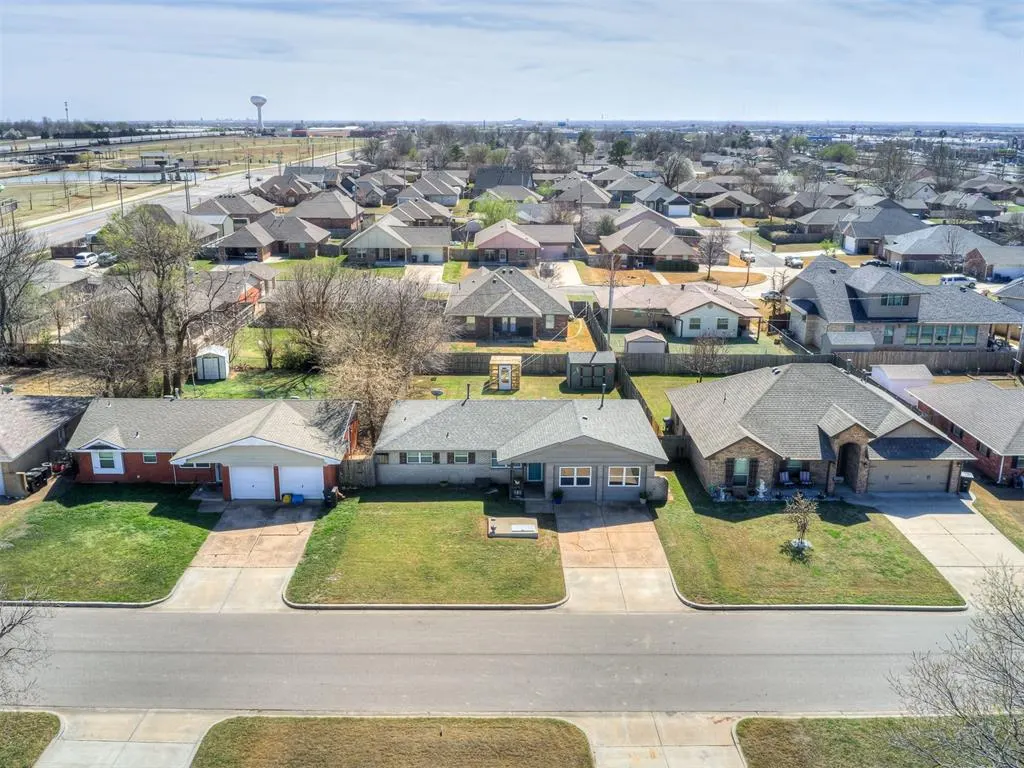 Photo 43 — 112 SW 6th Street, Moore, OK 73160