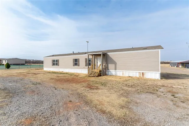 Front exterior — 2439 Beverly Lane, Clinton, OK 73601