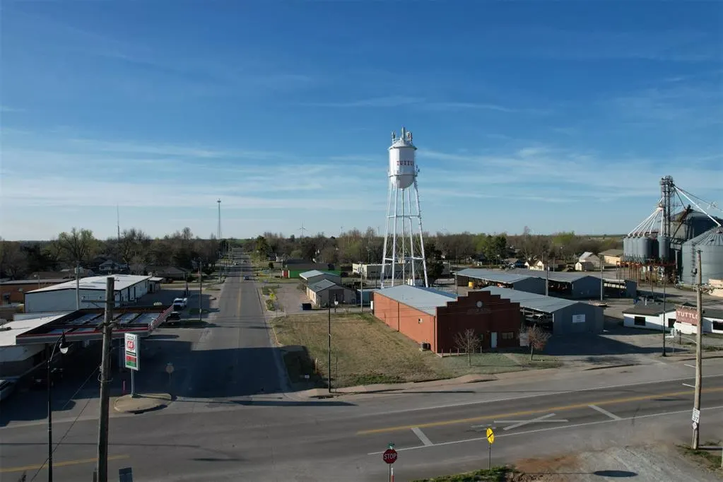 Front exterior — 402 W Main Street Highway, Tuttle, OK 73089