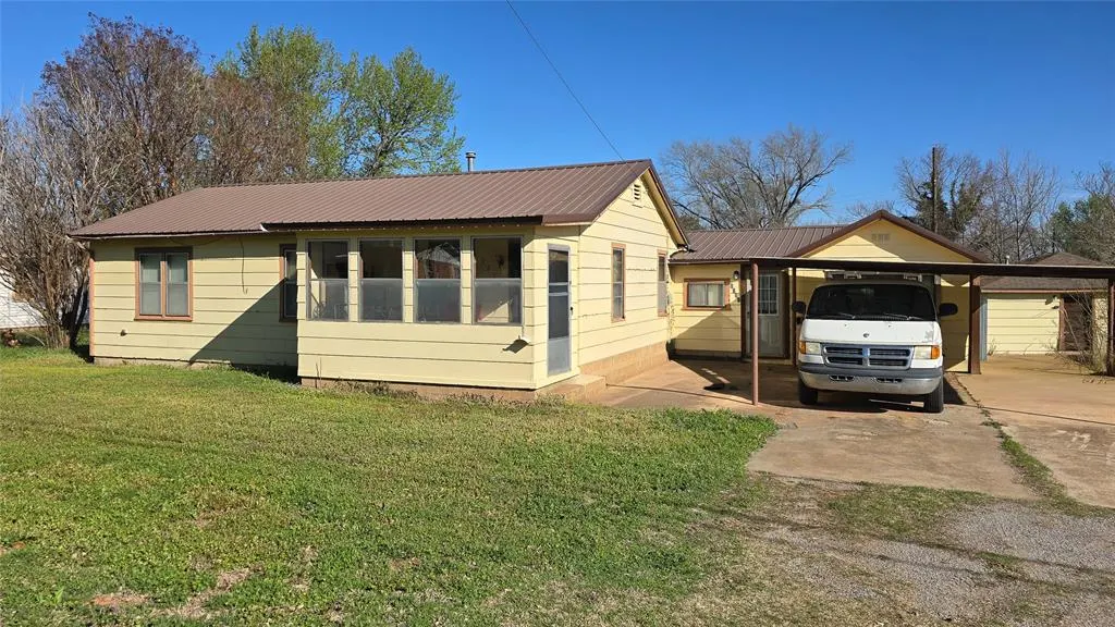 Front exterior — 1212 12th Street, Maysville, OK 73057