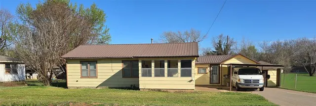 Photo 2 — 1212 12th Street, Maysville, OK 73057