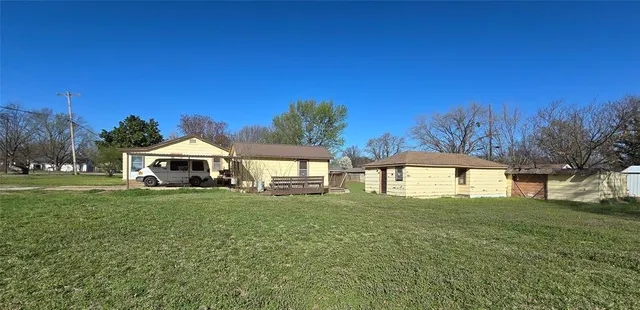 Photo 3 — 1212 12th Street, Maysville, OK 73057