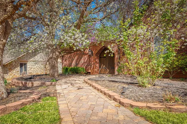 Photo 4 — 2422 Sunset Drive, Clinton, OK 73601