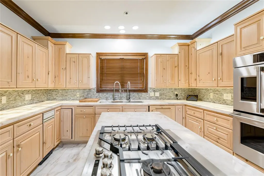 Photo 11 — 2422 Sunset Drive, Clinton, OK 73601