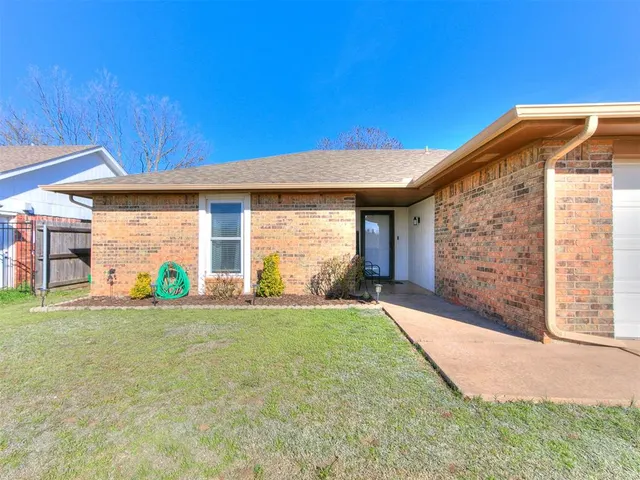 Photo 2 — 4339 Liberty Circle, Shawnee, OK 74804