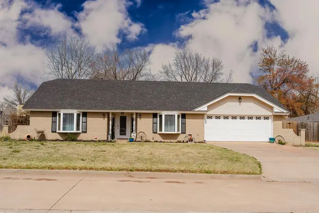 Front exterior — 1315 Lynnwood Drive, Elk City, OK 73644