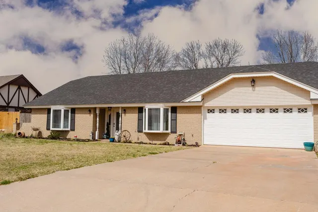 Photo 2 — 1315 Lynnwood Drive, Elk City, OK 73644