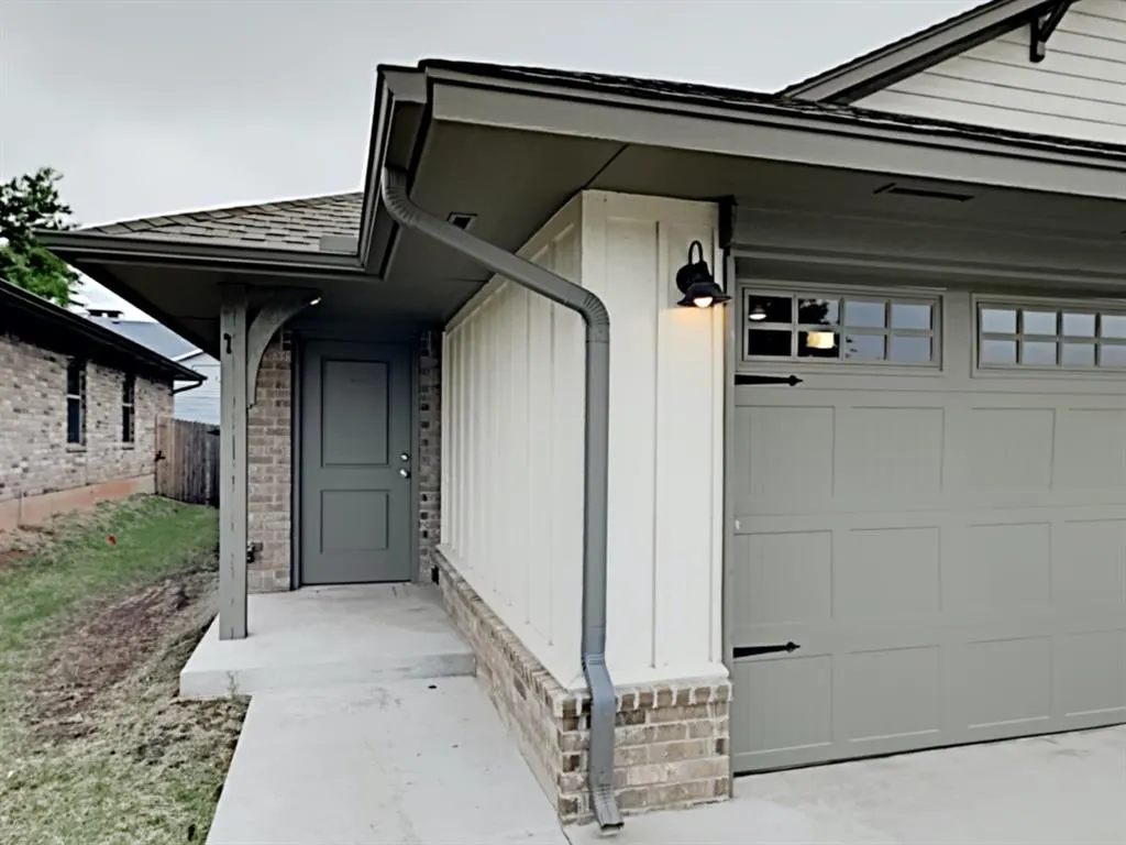 Photo 2 — 11514 Keystone Circle, Oklahoma City, OK 73114