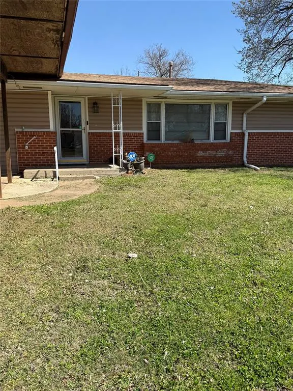 Photo 3 — 209 S 2nd Avenue, Stroud, OK 74079