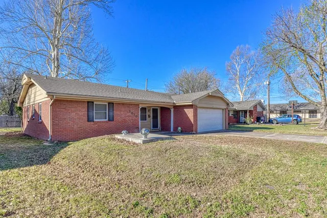 Front exterior — 1810 Windsor Way, Norman, OK 73069