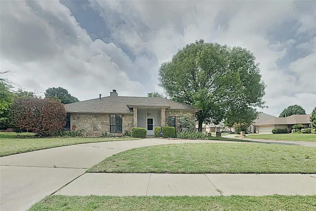 Front exterior — 10100 S Rachel Court, Moore, OK 73159