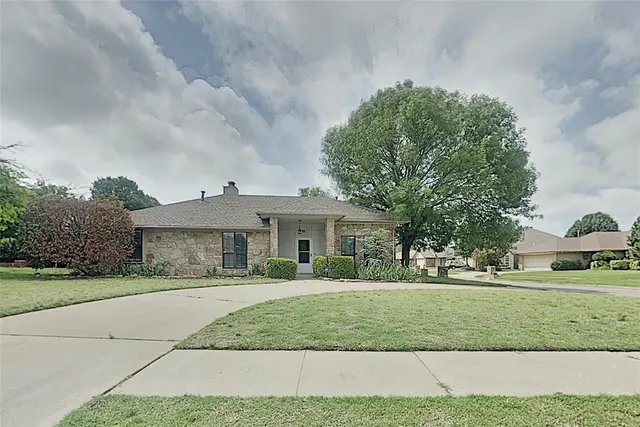 Front exterior — 10100 S Rachel Court, Moore, OK 73159
