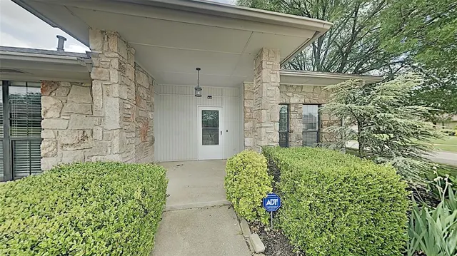 Photo 2 — 10100 S Rachel Court, Moore, OK 73159
