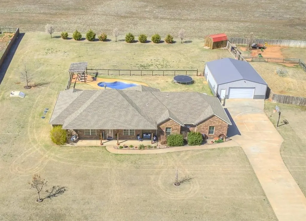 Photo 3 — 25096 Emerald Way, Cashion, OK 73016