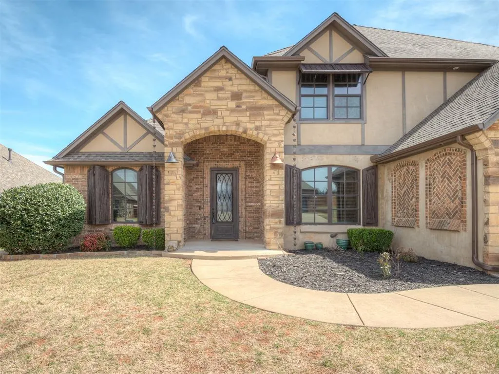 Photo 2 — 5200 Keystone Circle, Edmond, OK 73025