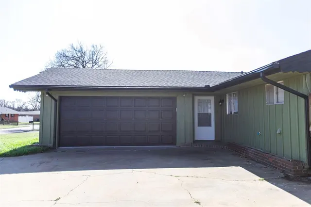 Photo 2 — 4002 N Chapman Avenue, Shawnee, OK 74804