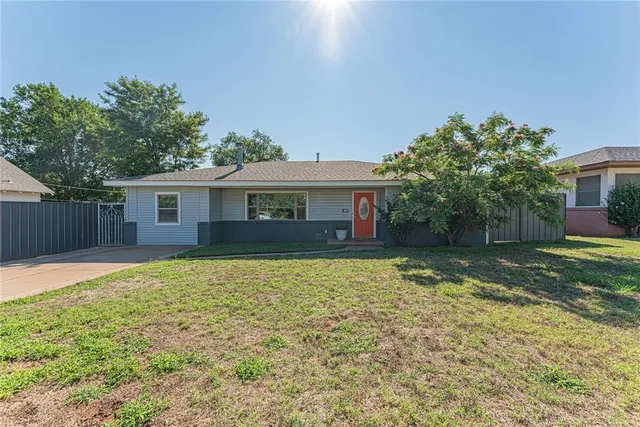 Front exterior — 409 S 15th Street, Clinton, OK 73601
