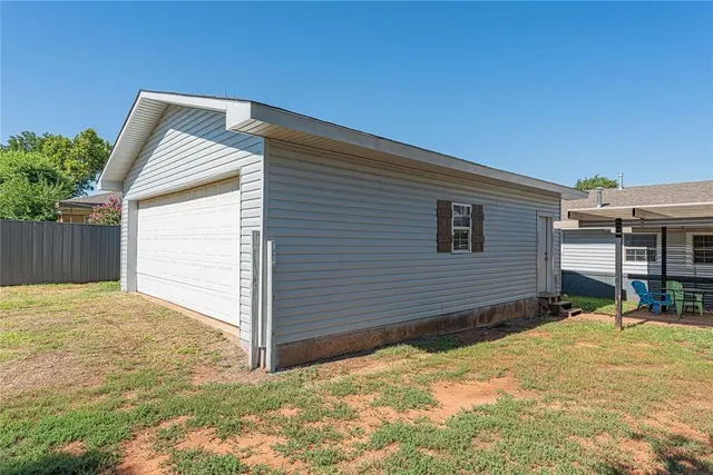 Photo 2 — 409 S 15th Street, Clinton, OK 73601