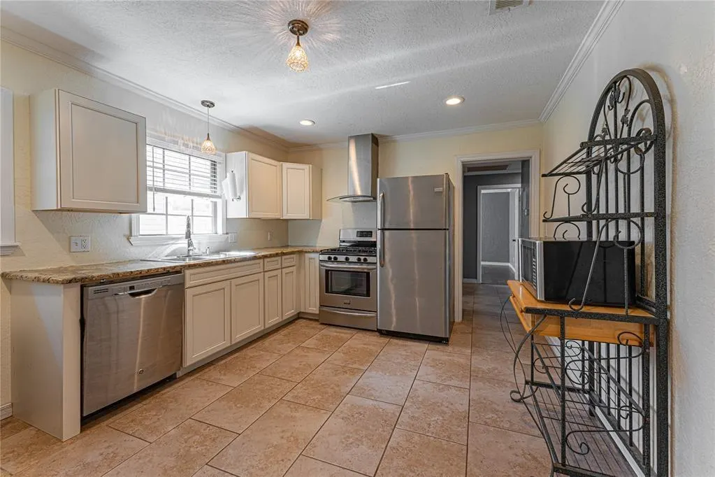 Photo 3 — 409 S 15th Street, Clinton, OK 73601
