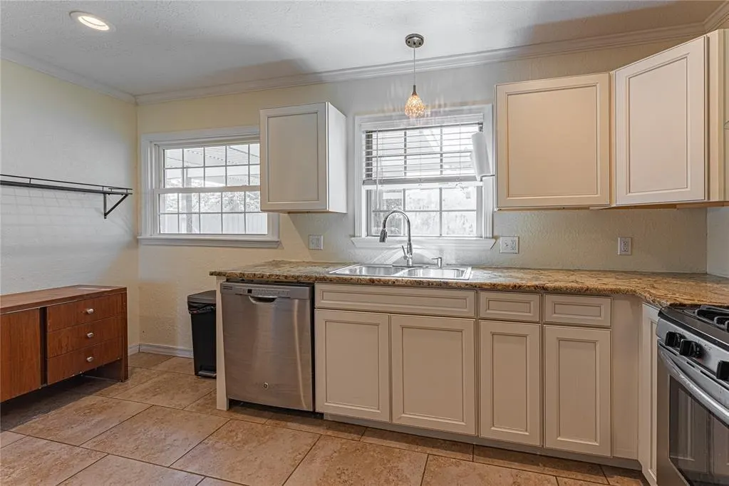 Photo 4 — 409 S 15th Street, Clinton, OK 73601