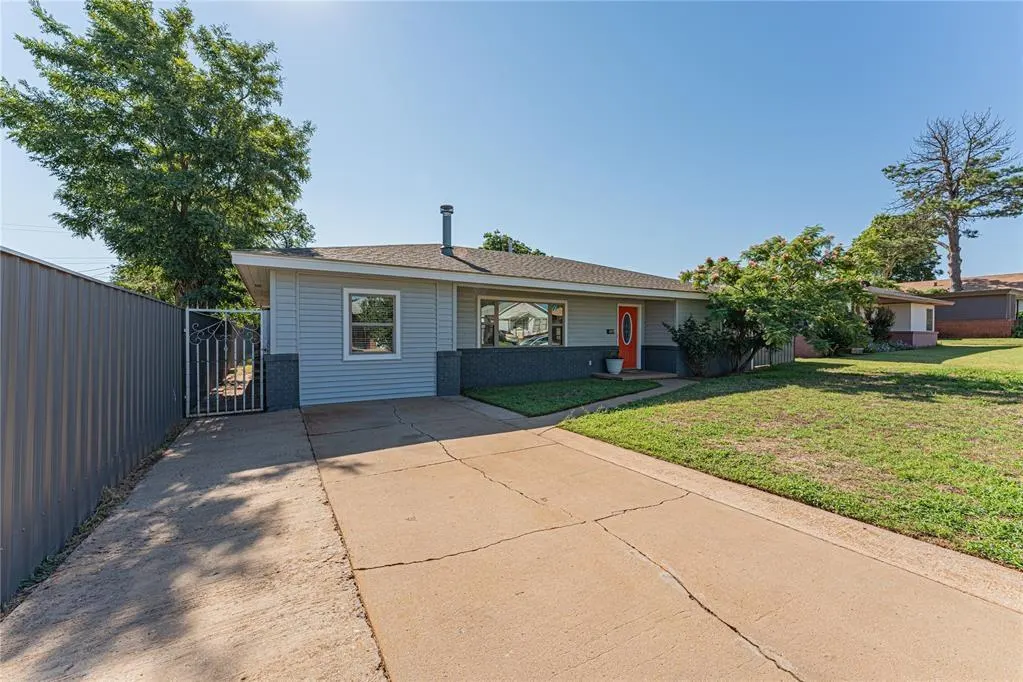 Photo 21 — 409 S 15th Street, Clinton, OK 73601
