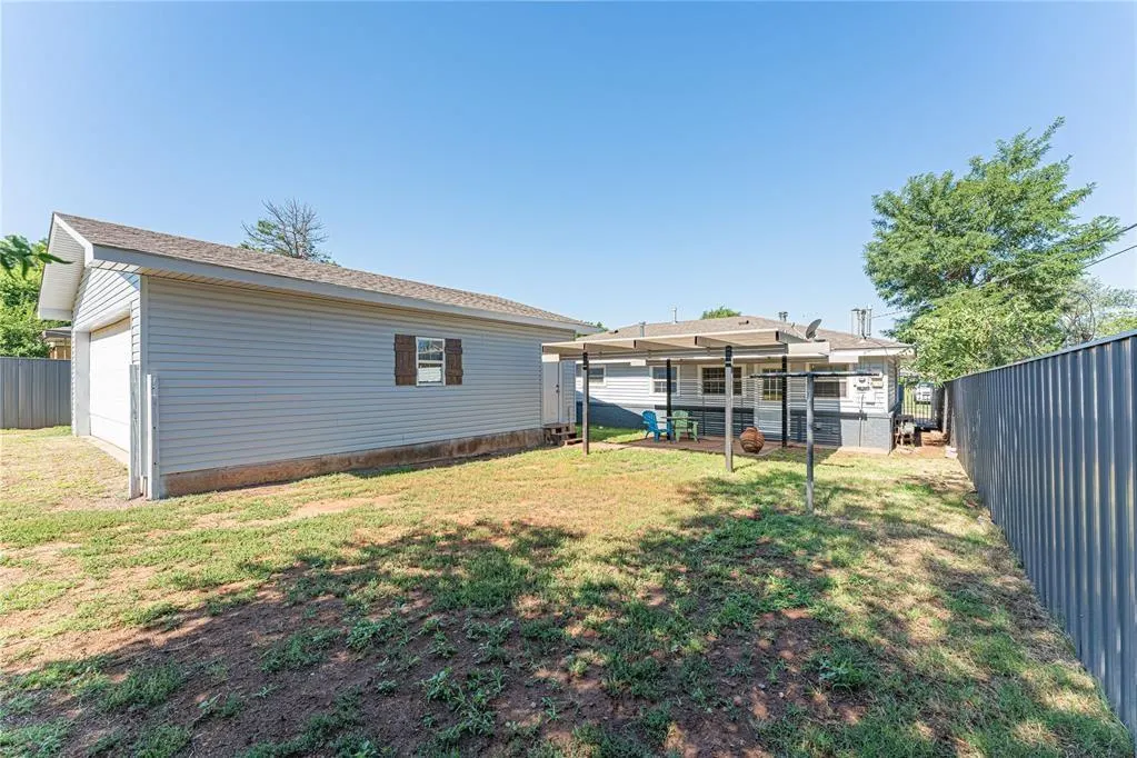 Photo 24 — 409 S 15th Street, Clinton, OK 73601