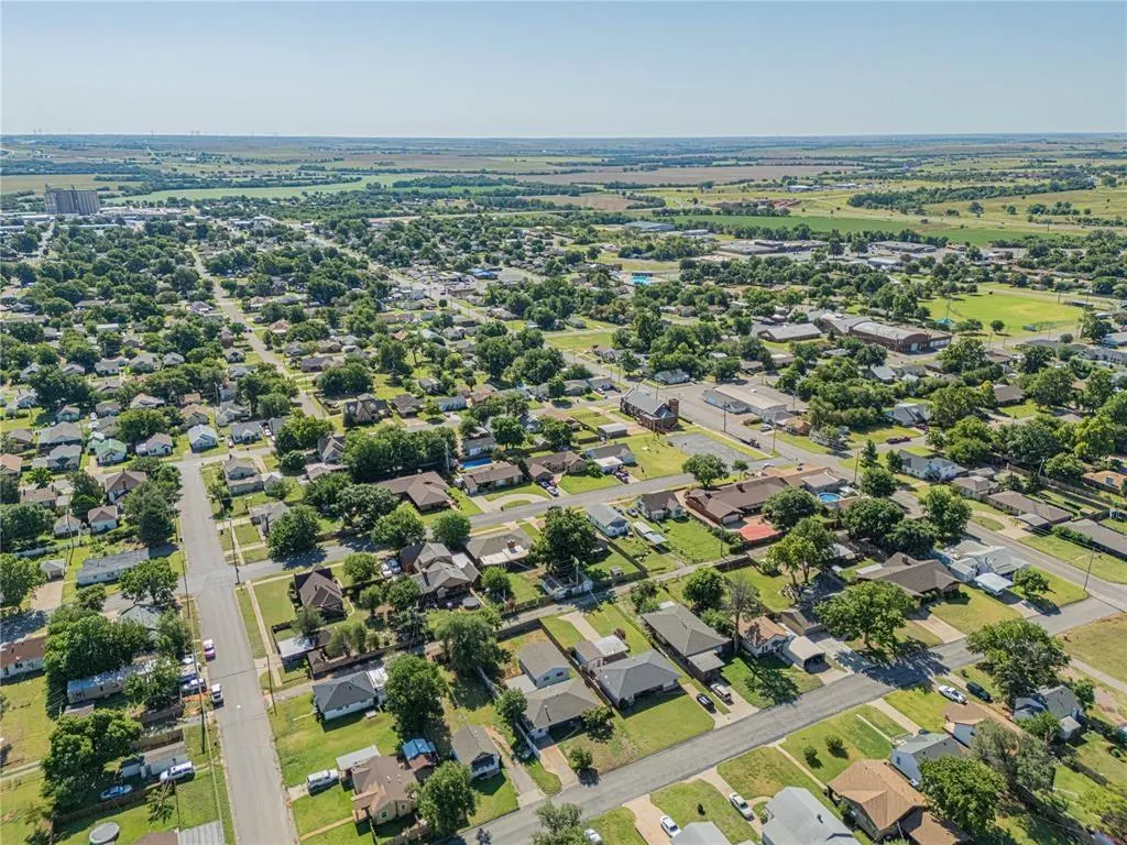 Photo 32 — 409 S 15th Street, Clinton, OK 73601