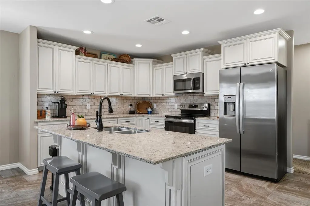 Photo 11 — 301 N 4th Street, Thomas, OK 73669