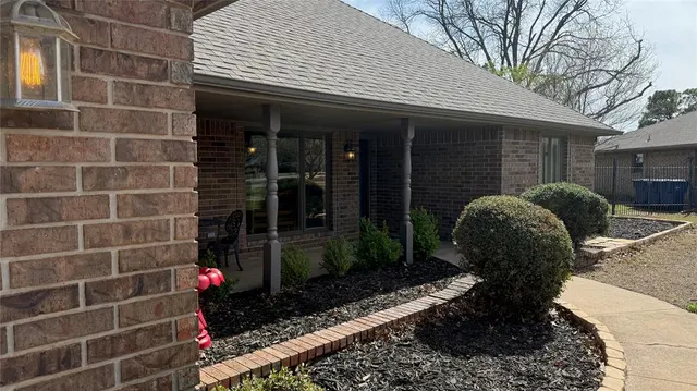 Photo 4 — 1708 Wilshire Drive, Duncan, OK 73533