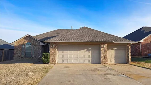 Photo 2 — 417 E Plantation Terrace, Mustang, OK 73064