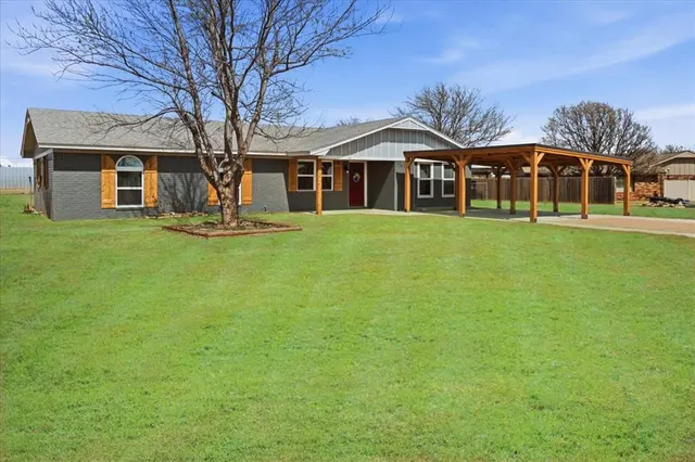 Front exterior — 705 E Benton Avenue, Sayre, OK 73662