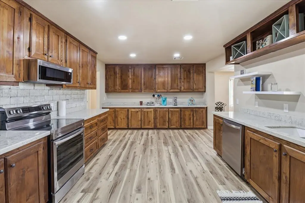 Photo 9 — 705 E Benton Avenue, Sayre, OK 73662