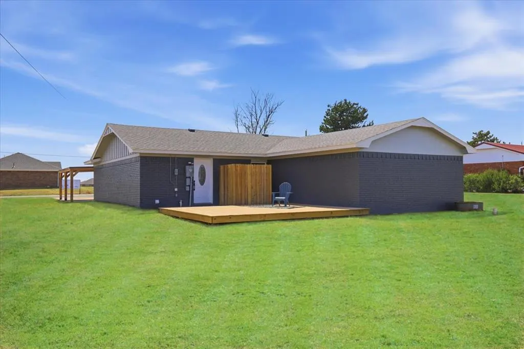 Photo 32 — 705 E Benton Avenue, Sayre, OK 73662