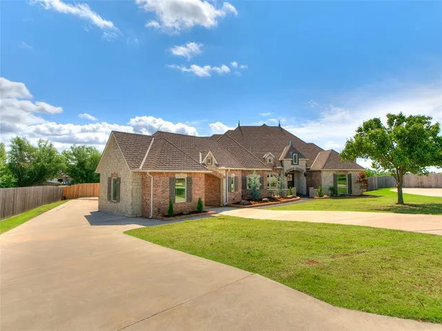 Front exterior — 4208 Olde Copper Creek, Moore, OK 73160